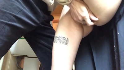 Muncrat di kamar mandi sekolah, orgasme berbusa nyata - guru saya melakukan yang terbaik